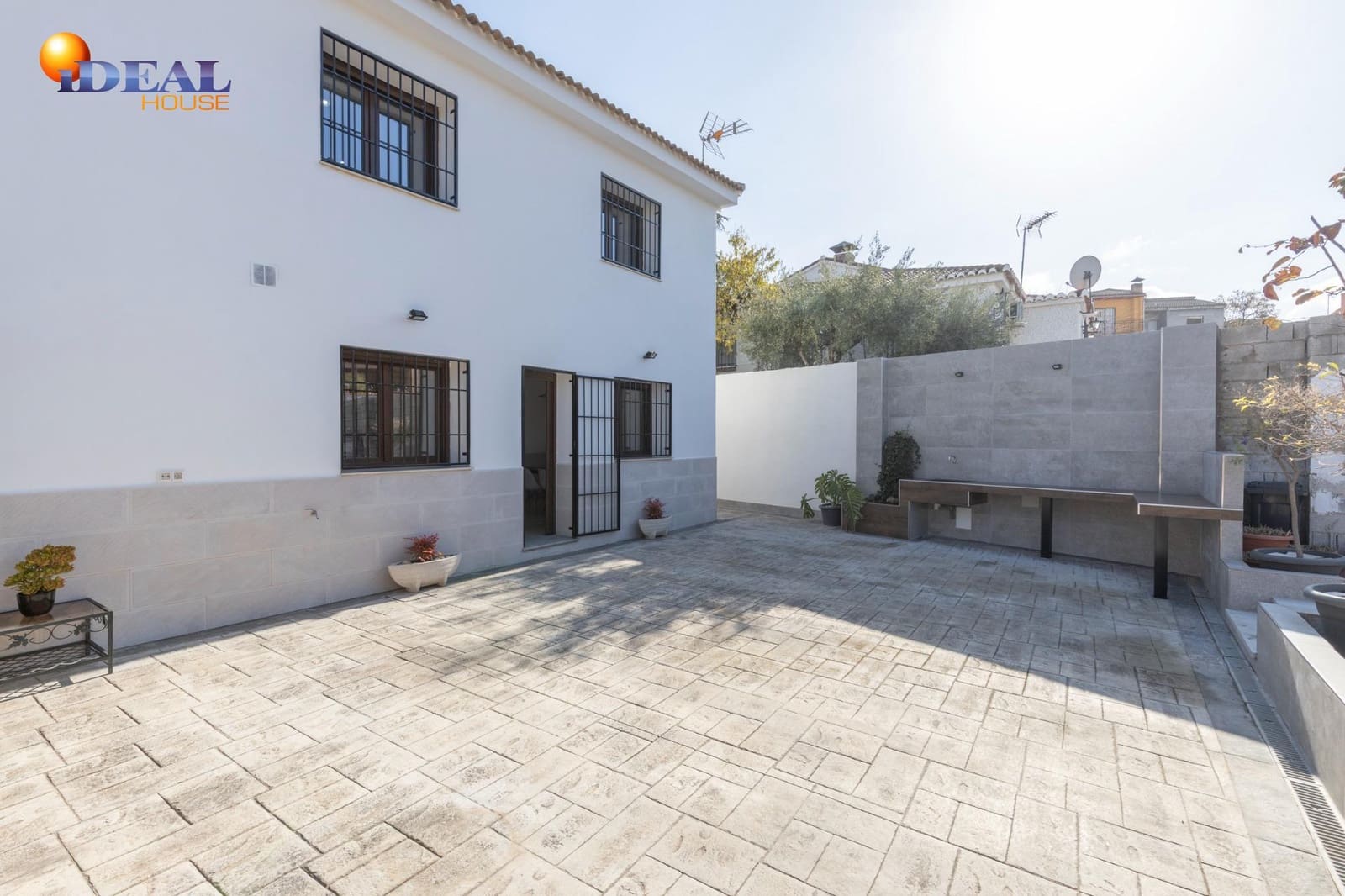 5 bedroom Villa for sale in La Zubia with garage - € 420,000 (Ref: 9472932)