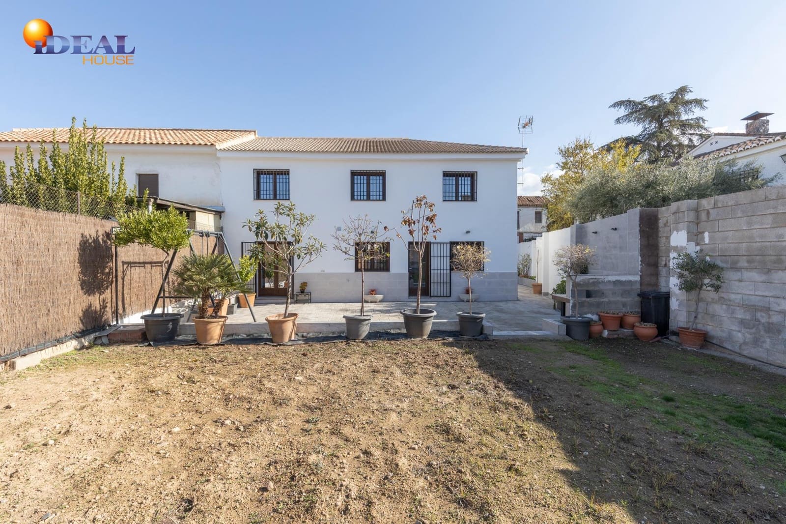 5 bedroom Villa for sale in La Zubia with garage - € 420,000 (Ref: 9472932)