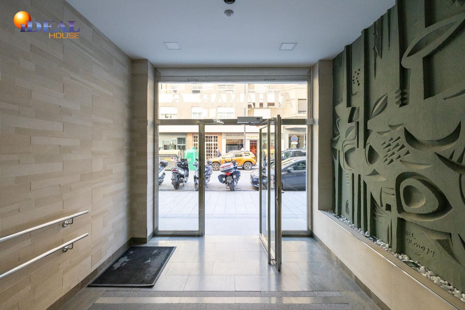 2 bedroom Penthouse for sale in Granada city with garage - € 569,000 (Ref: 9481172)