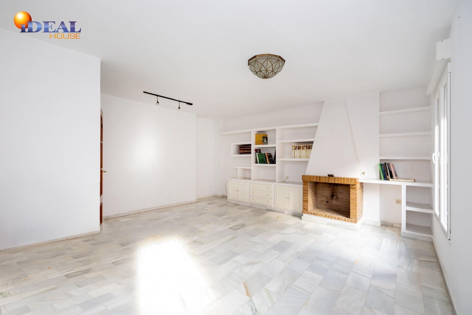 4 makuuhuone Rivitalo myytävänä paikassa Maracena mukana 
autotalli - 260 000 € (Ref: 9482011)