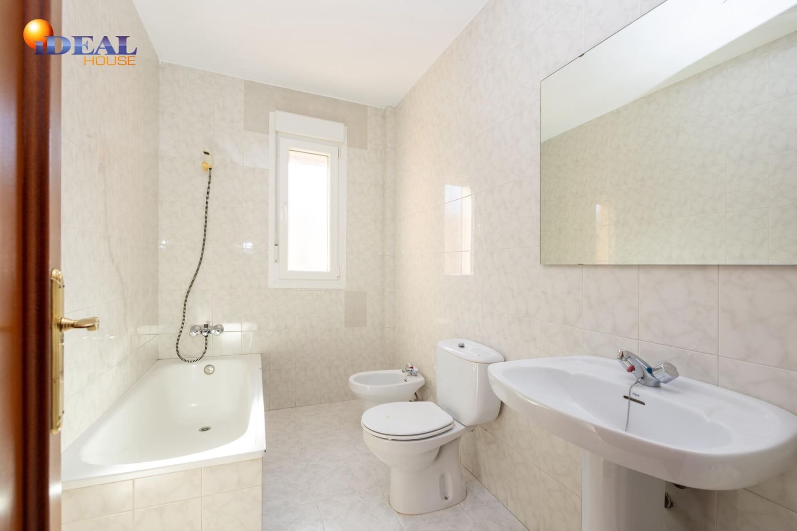 4 makuuhuone Rivitalo myytävänä paikassa Maracena mukana 
autotalli - 260 000 € (Ref: 9482011)