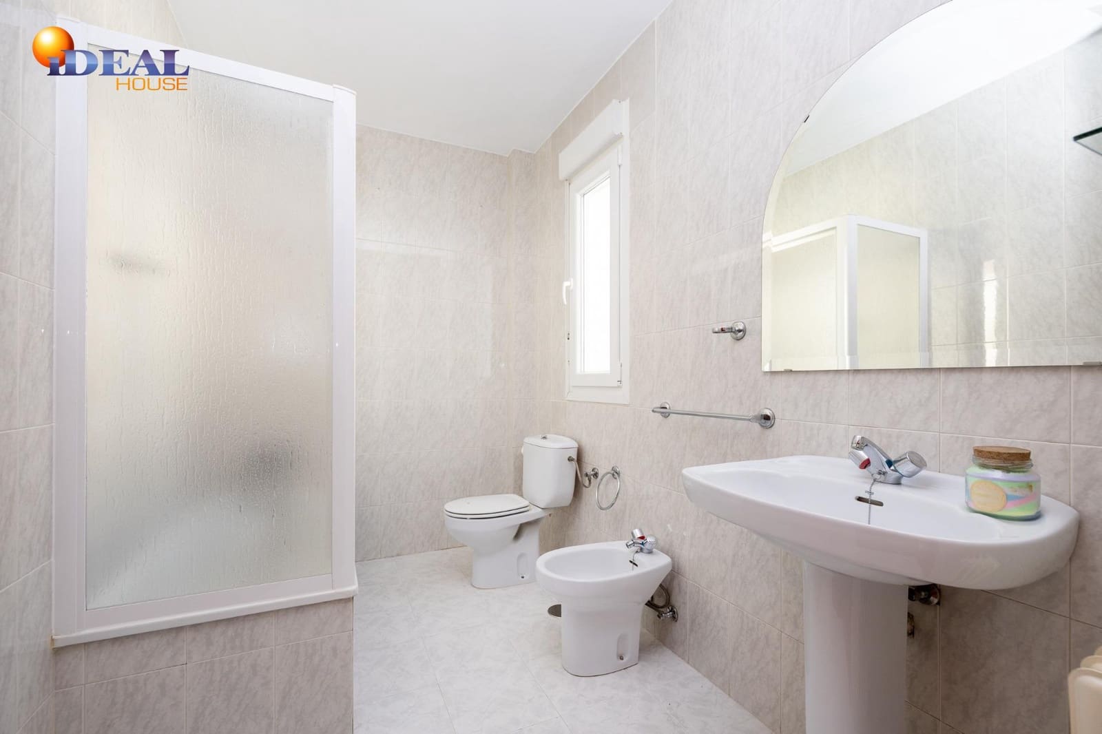 4 makuuhuone Rivitalo myytävänä paikassa Maracena mukana 
autotalli - 260 000 € (Ref: 9482011)