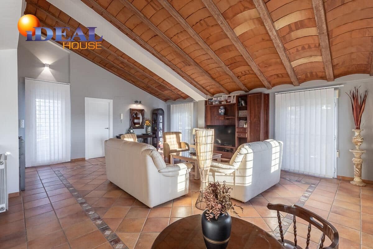 5 bedroom Villa for sale in Gojar with pool garage - € 690,000 (Ref: 9488336)