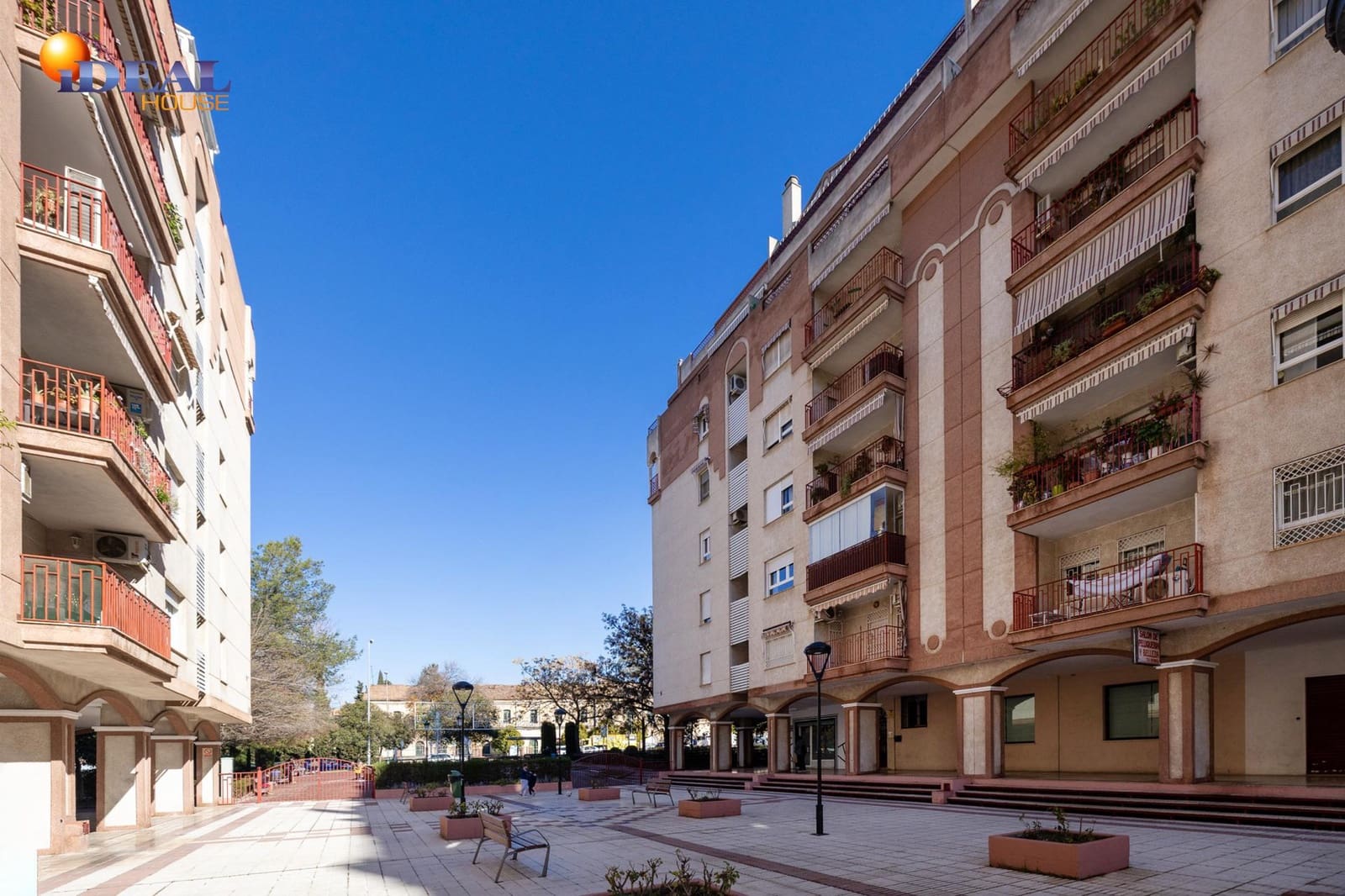 Piso de 4 habitaciones en Granada ciudad en venta con garaje - 319.000 € (Ref: 9491284)