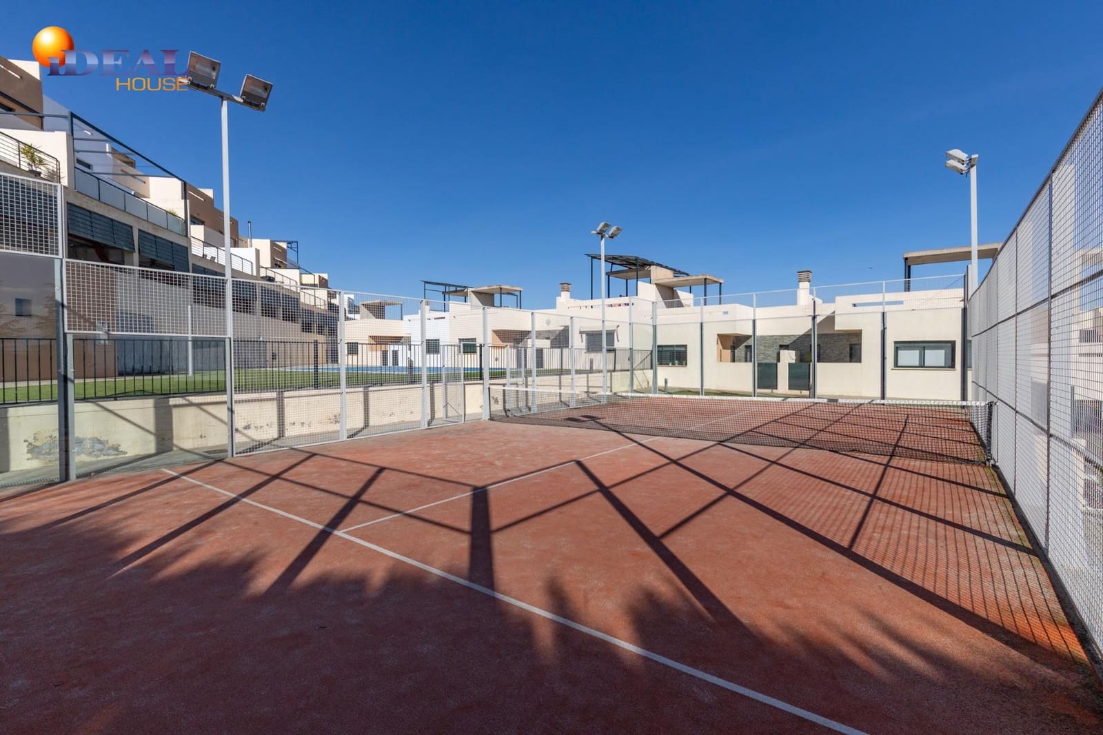 4 soveværelse Rækkehus til salg i Las Gabias med swimmingpool garage - € 299.000 (Ref: 9494543)