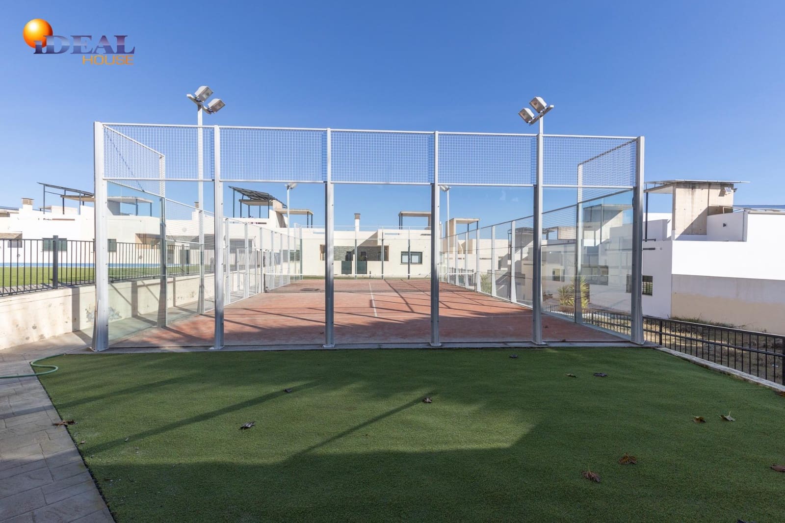 4 soveværelse Rækkehus til salg i Las Gabias med swimmingpool garage - € 299.000 (Ref: 9494543)