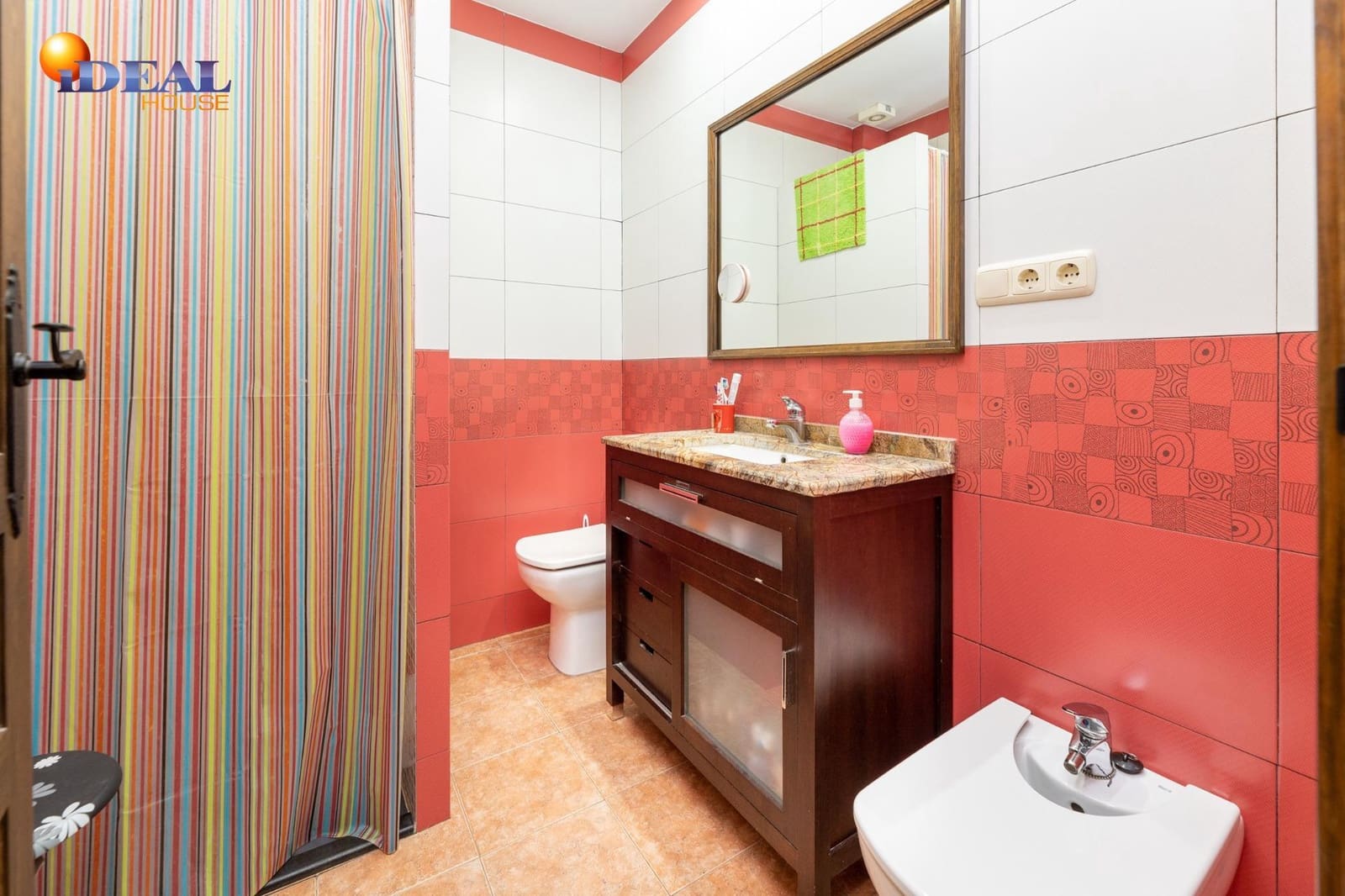 4 makuuhuone Rivitalo myytävänä paikassa Peligros mukana uima-altaan 
autotalli - 395 000 € (Ref: 9502224)