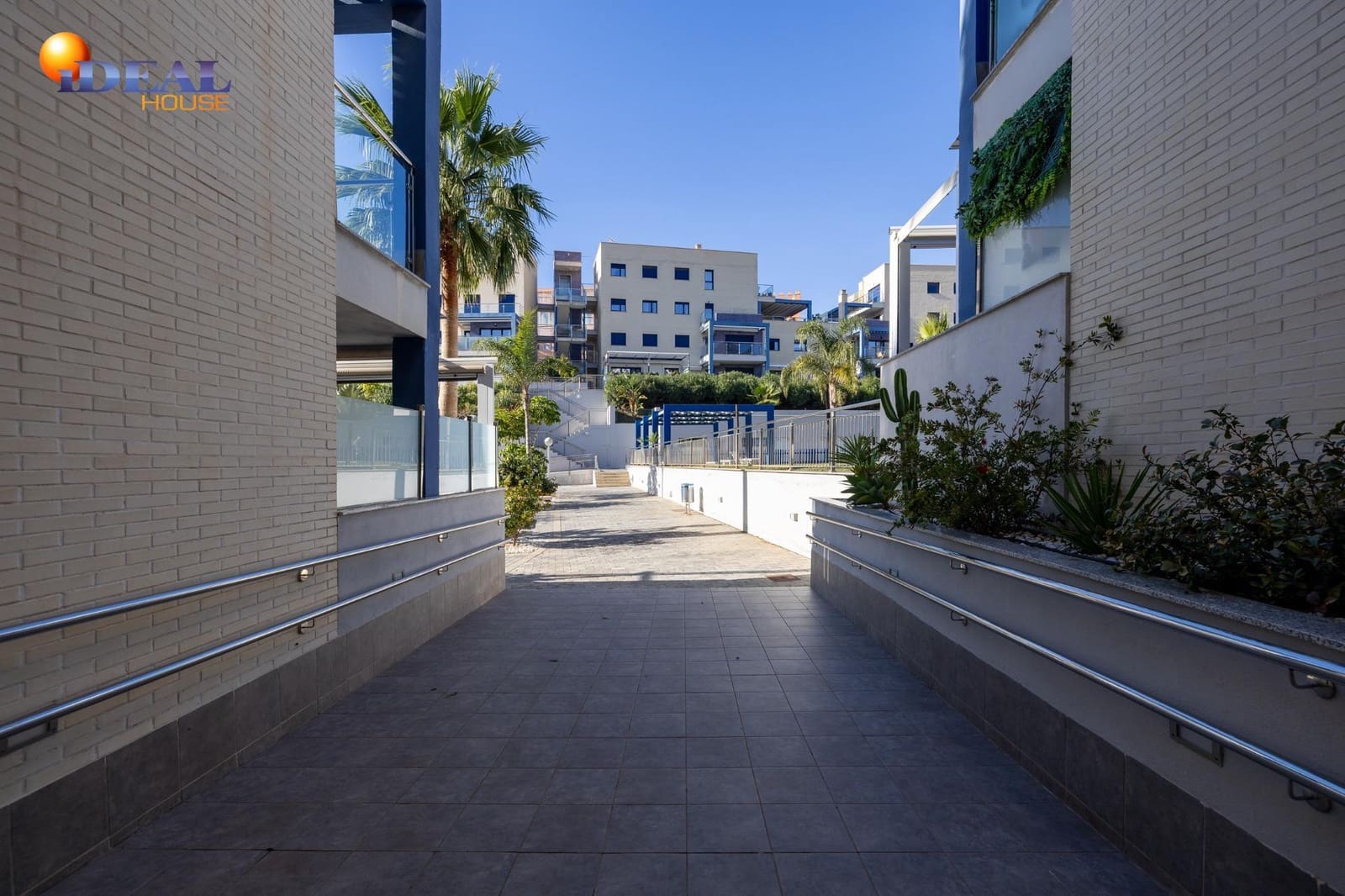 3 bedroom Flat for sale in Almunecar with pool garage - € 340,000 (Ref: 9502225)