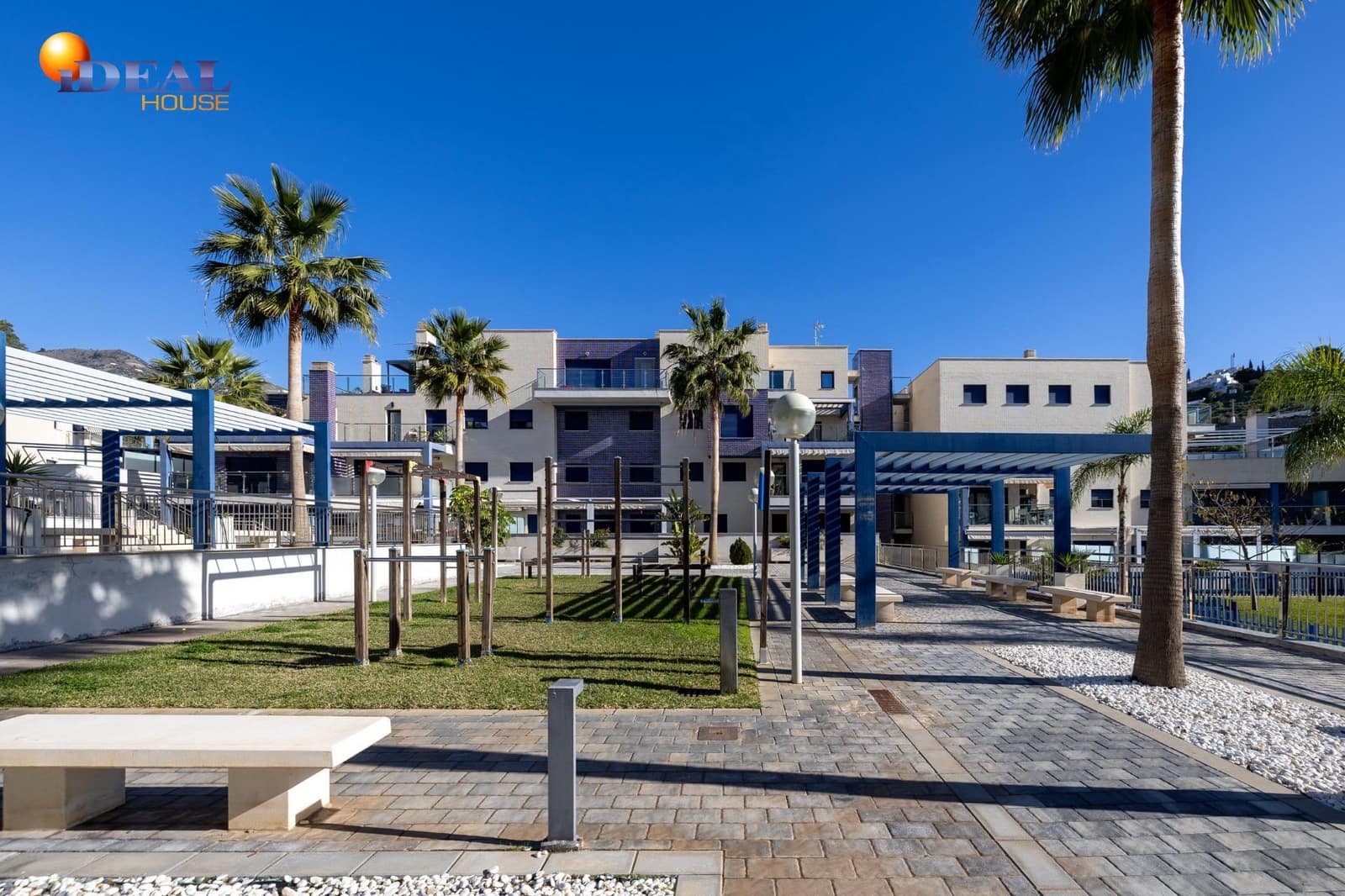 3 bedroom Flat for sale in Almunecar with pool garage - € 340,000 (Ref: 9502225)