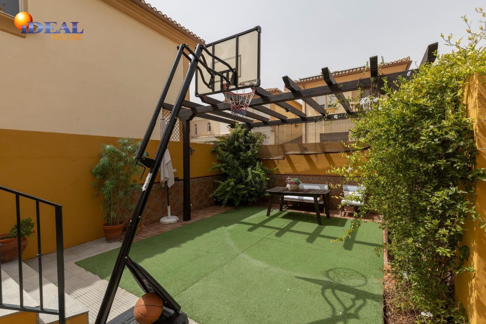 Chalet de 4 habitaciones en Albolote en venta con garaje - 309.000 € (Ref: 9516033)