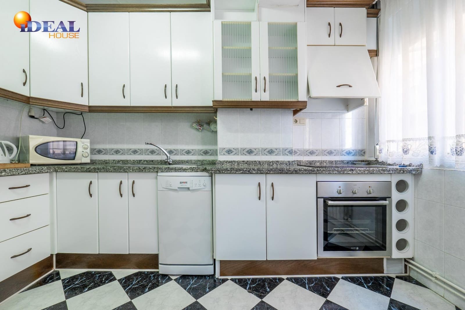 5 sovrum Lägenhet till salu i Granada stad - 325 000 € (Ref: 9530455)