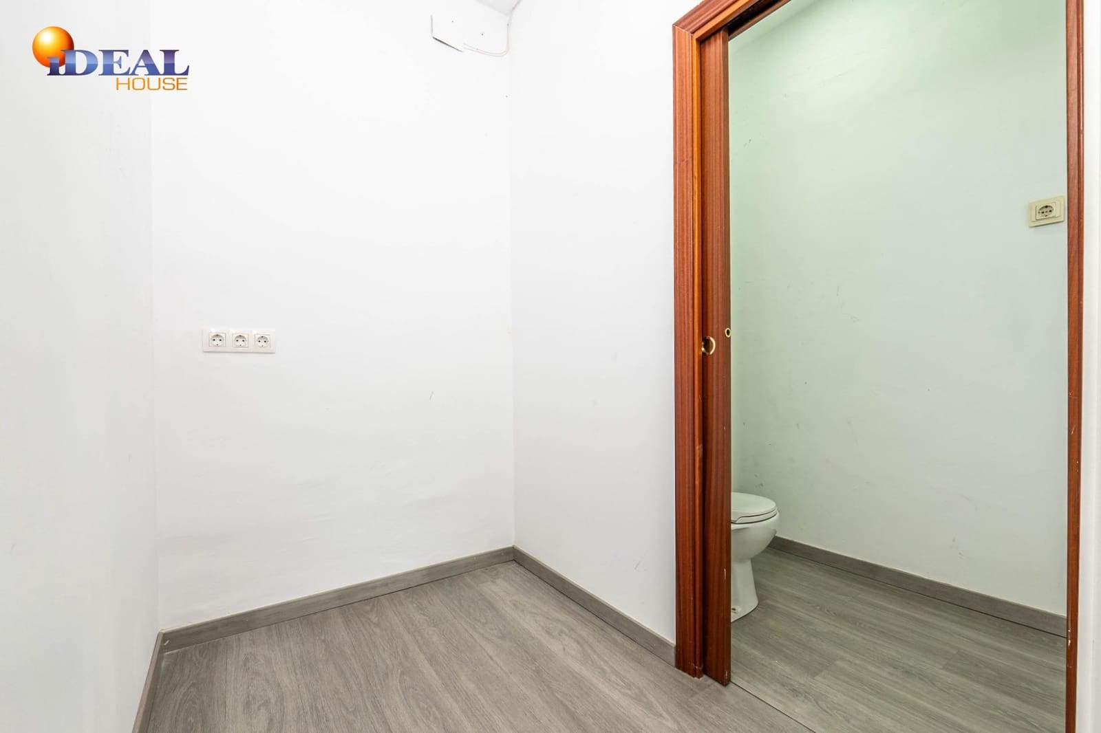 3 soverom Kommersiell til salgs i Granada by - € 120 000 (Ref: 9530460)