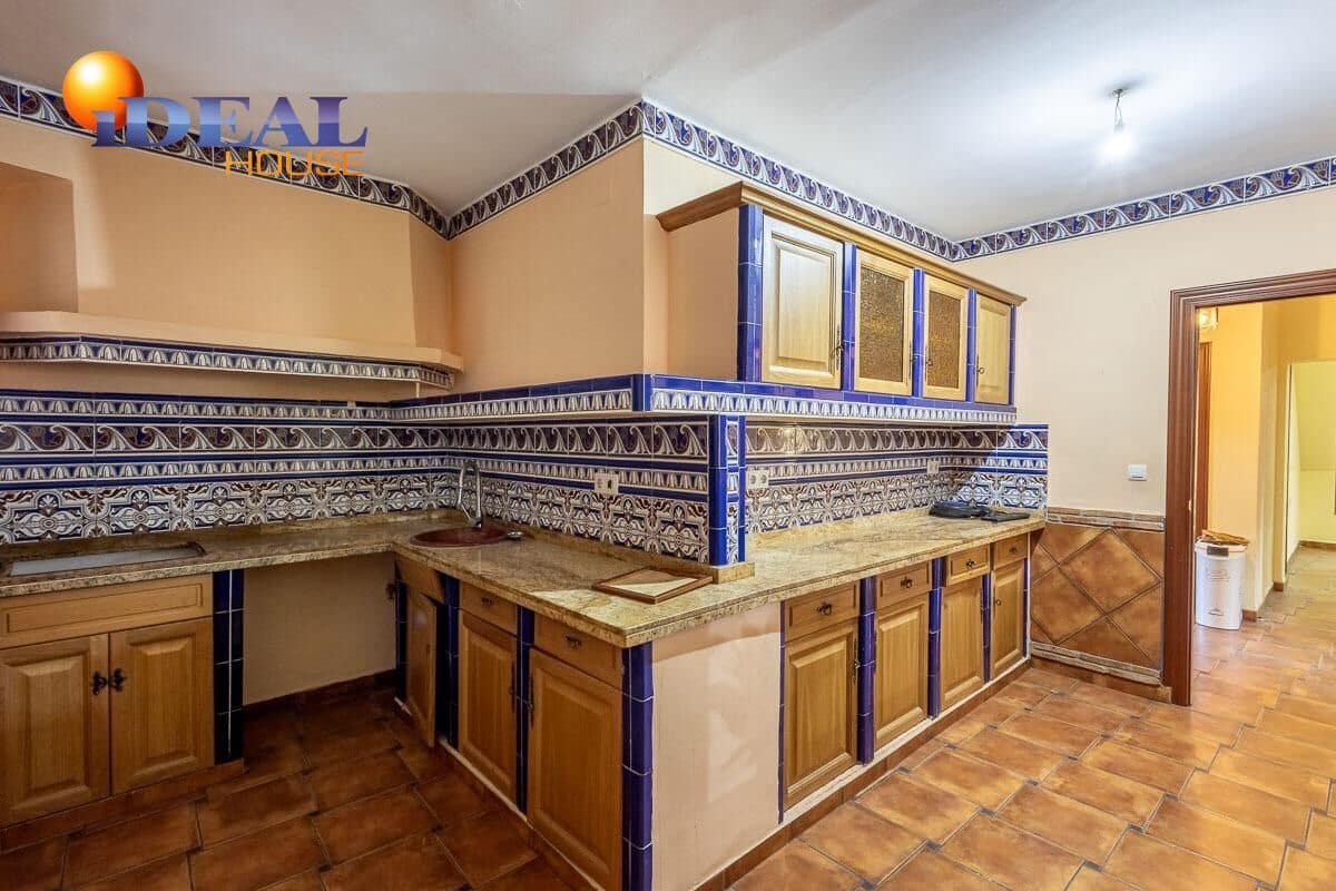 5 bedroom Villa for sale in Gojar with pool garage - € 375,000 (Ref: 9533657)