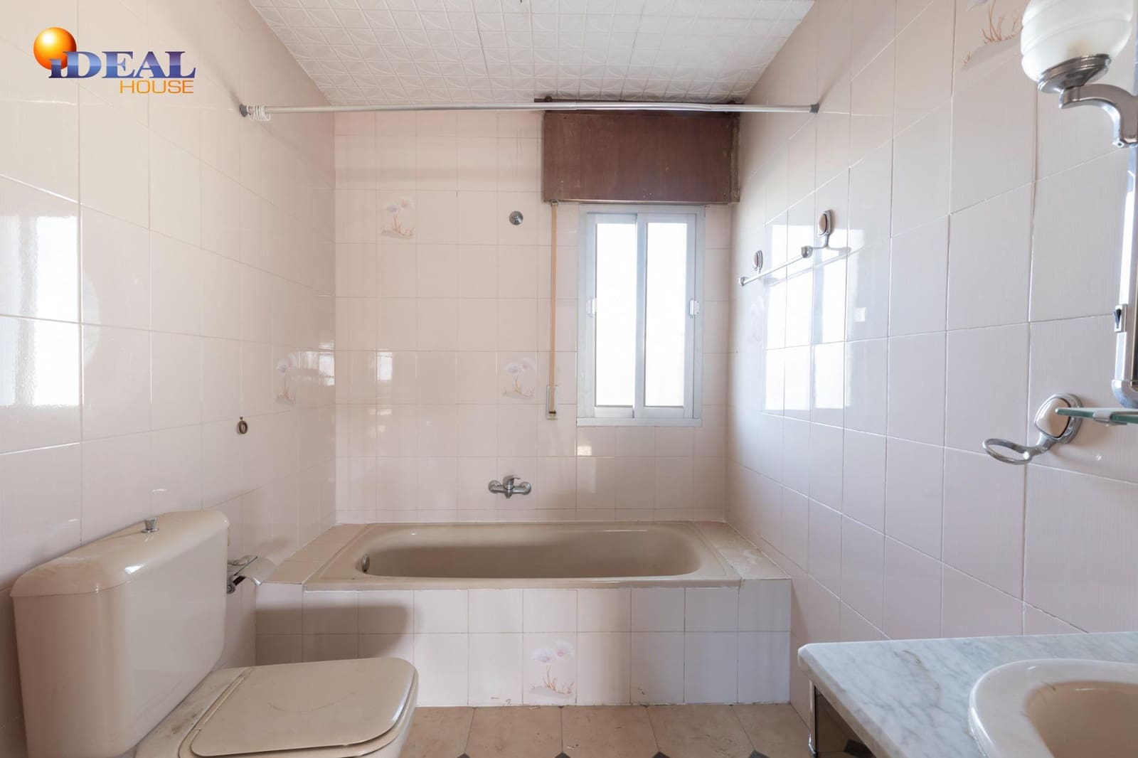 4 soveværelse Villa til salg i Las Gabias med swimmingpool garage - € 379.000 (Ref: 9541046)