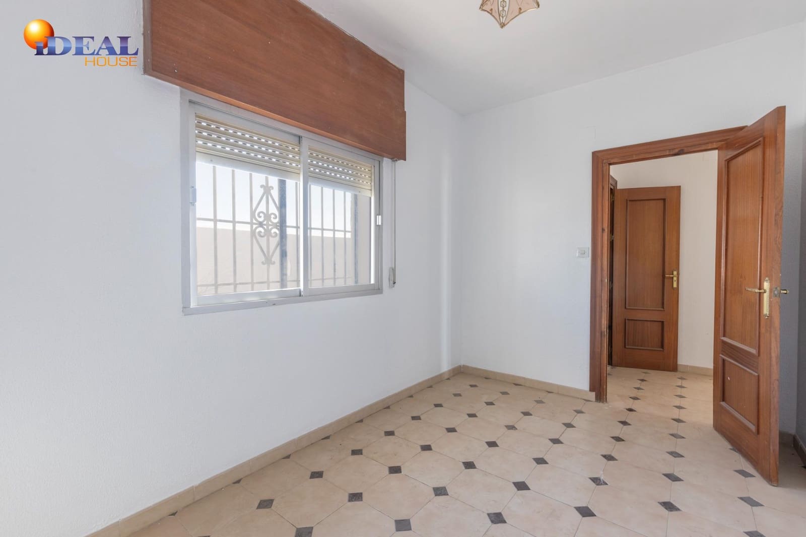 4 soveværelse Villa til salg i Las Gabias med swimmingpool garage - € 379.000 (Ref: 9541046)