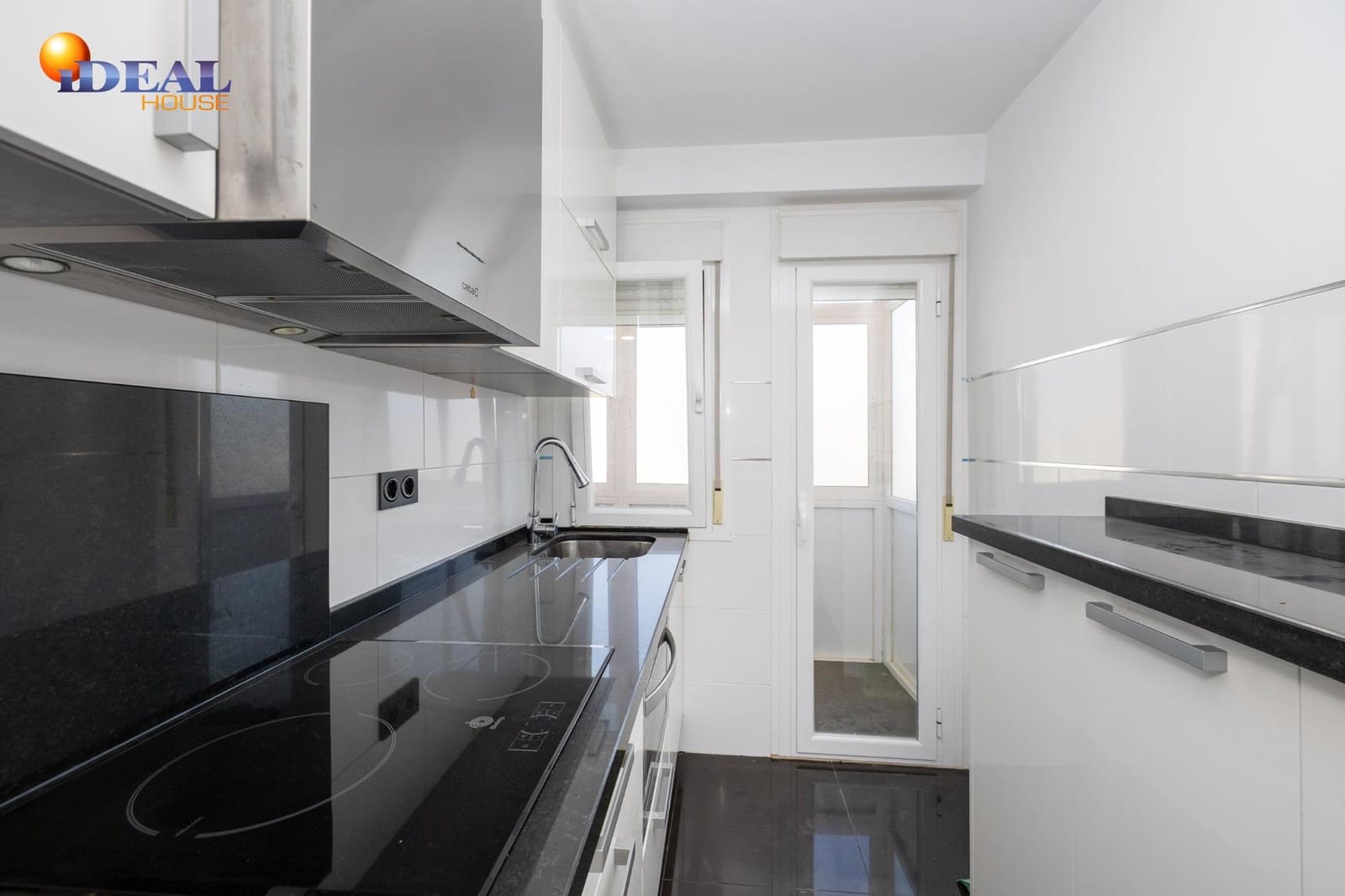 2 soveværelse Lejlighed til salg i Granada by - € 250.000 (Ref: 9561721)