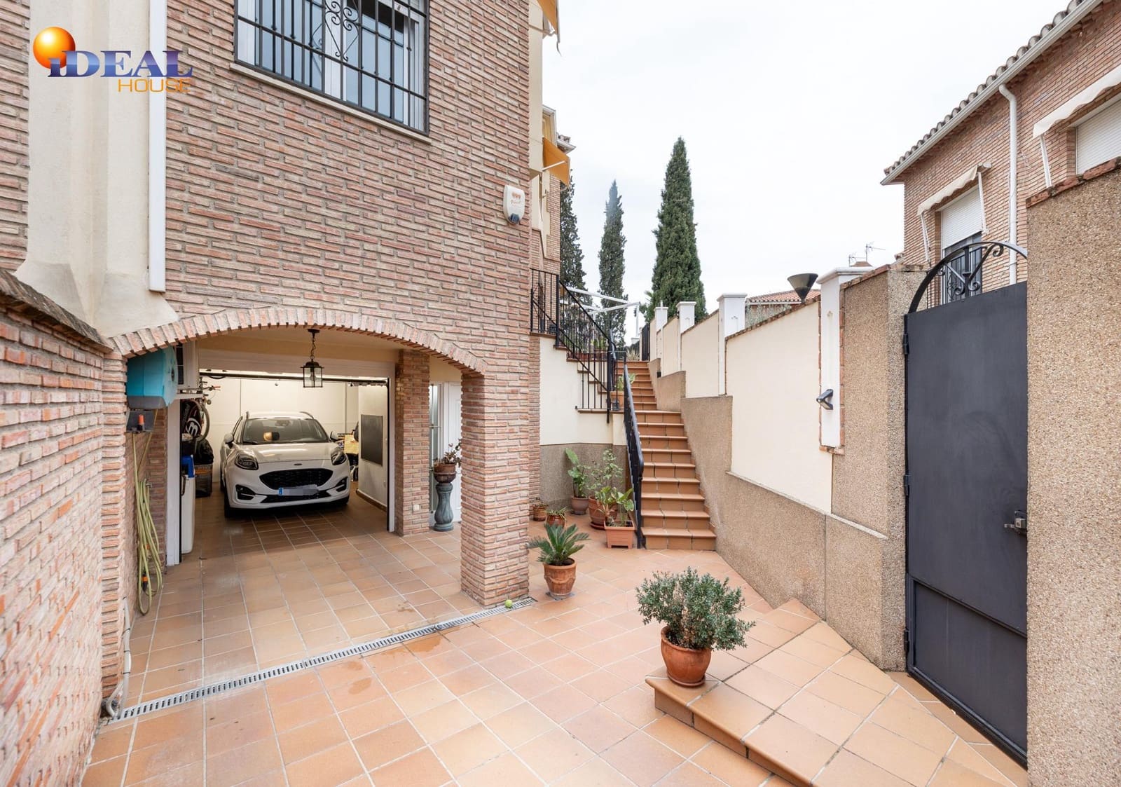 3 sovrum Villa till salu i La Zubia med garage - 299 000 € (Ref: 9561723)