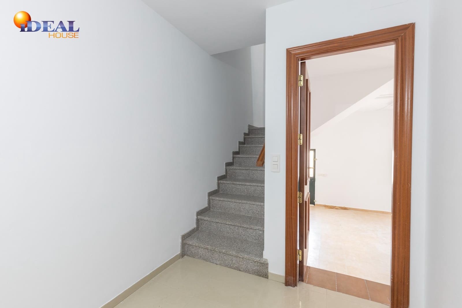 3 soveværelse Rækkehus til salg i Fuente Vaqueros med garage - € 169.900 (Ref: 9561725)