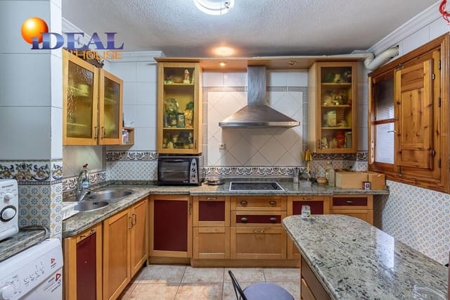 4 soveværelse Semi-Rækkehus til salg i Granada by - € 329.000 (Ref: 9565116)