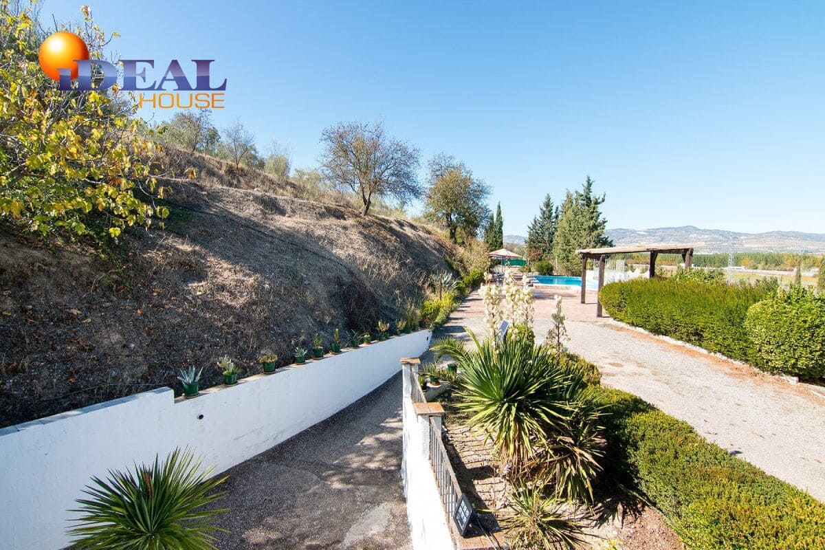 5 sovrum Villa till salu i Huetor Tajar med pool - 450 000 € (Ref: 9571106)