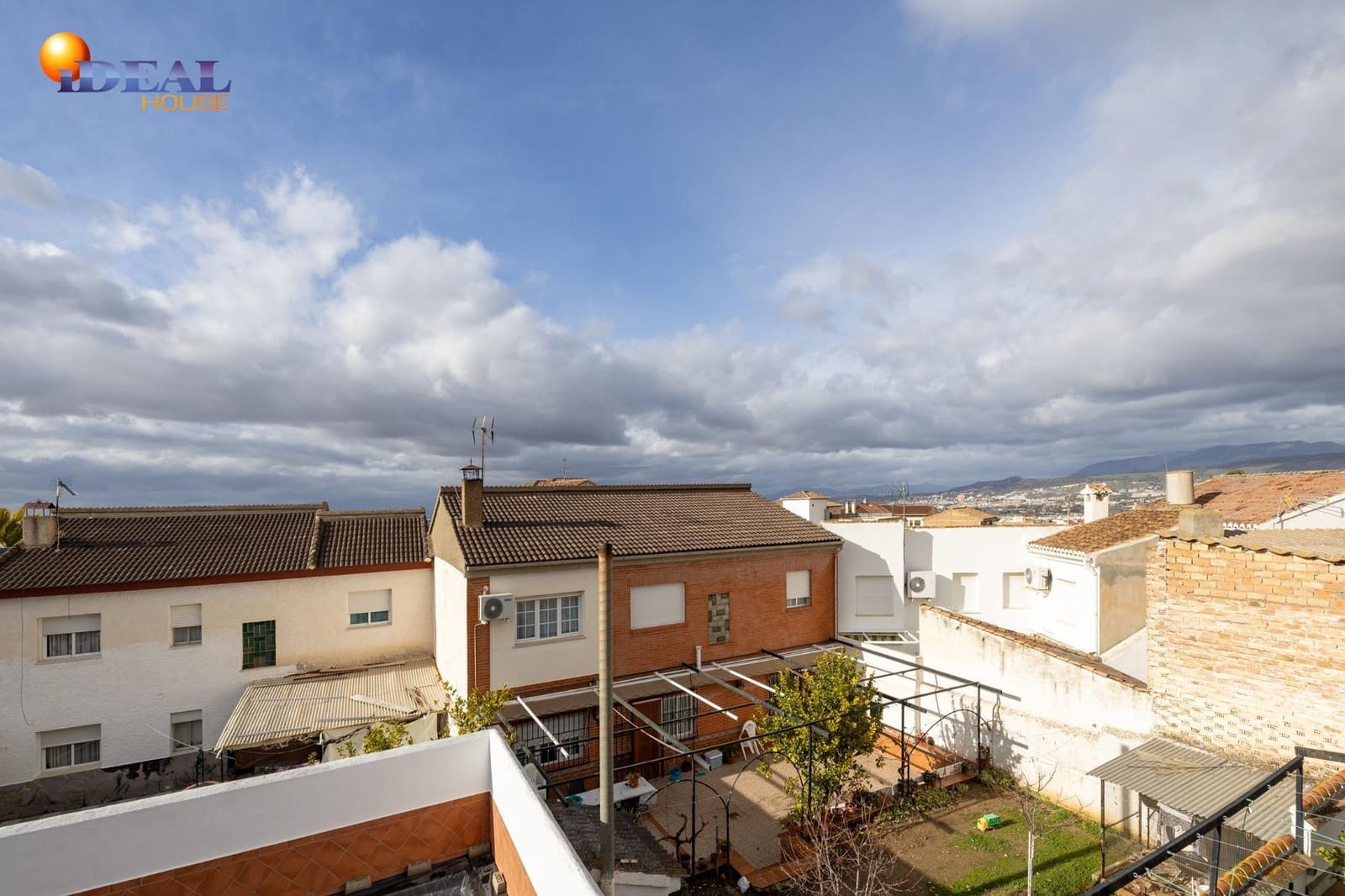 4 sovrum Villa till salu i La Zubia med pool - 375 000 € (Ref: 9571110)