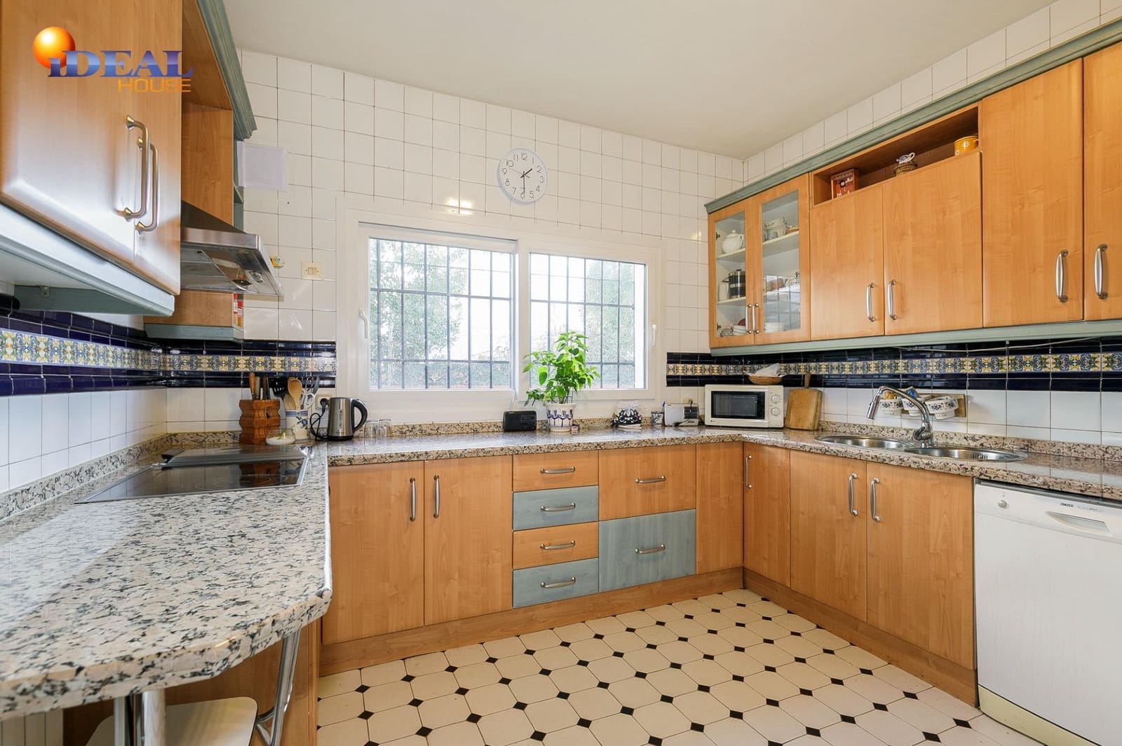 Chalet de 4 habitaciones en Granada ciudad en venta - 735.000 € (Ref: 9582891)