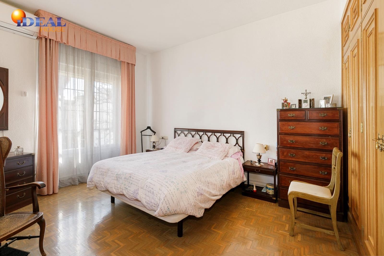 Chalet de 4 habitaciones en Granada ciudad en venta - 735.000 € (Ref: 9582891)