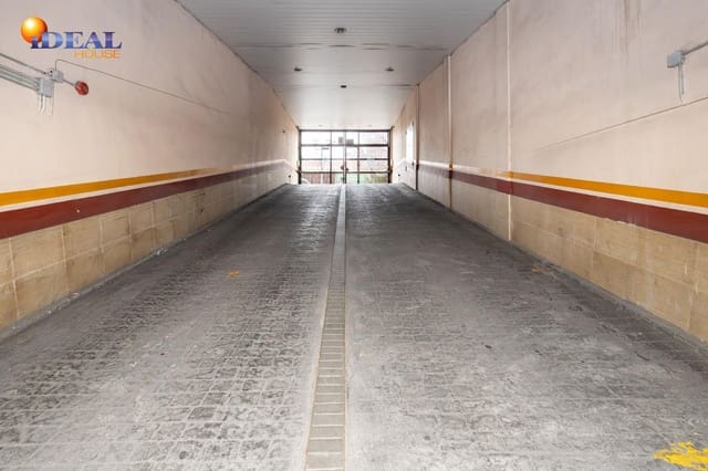 Garage til salg i Camino de Ronda - Rosaleda, Granada by - € 49.900 (Ref: 9582892)