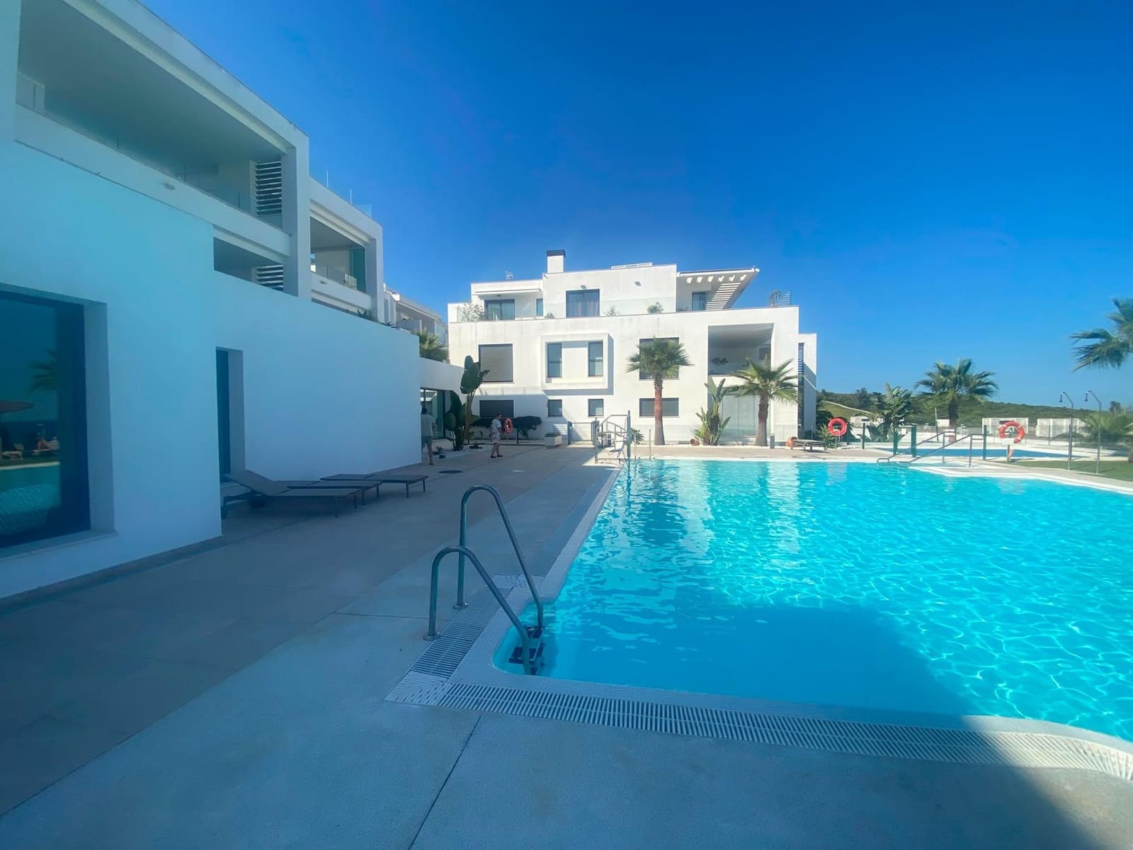 2 slaapkamer Strandappartement te koop in La Alcaidesa met zwembad garage - € 725.000 (Ref: 10094959)