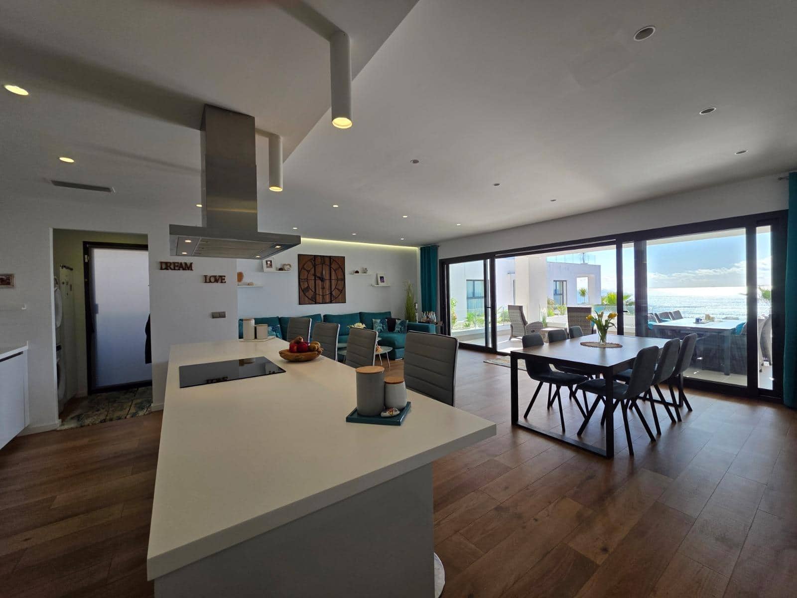 2 slaapkamer Strandappartement te koop in La Alcaidesa met zwembad garage - € 725.000 (Ref: 10094959)