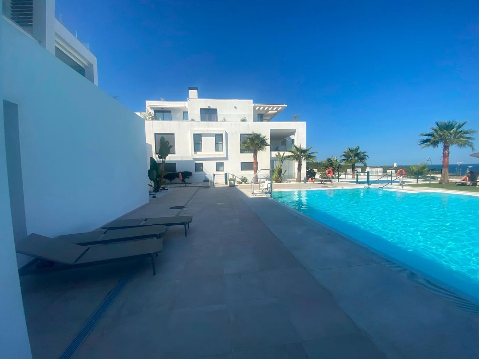 2 slaapkamer Strandappartement te koop in La Alcaidesa met zwembad garage - € 725.000 (Ref: 10094959)