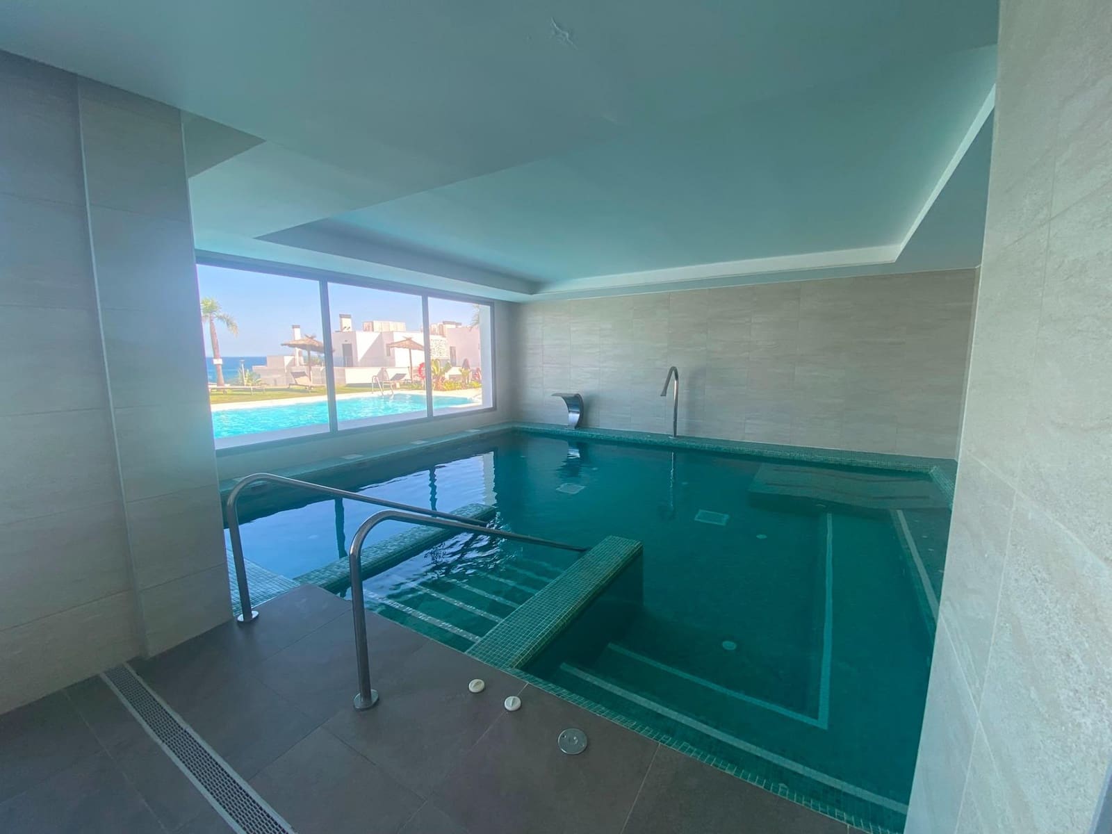 2 slaapkamer Strandappartement te koop in La Alcaidesa met zwembad garage - € 725.000 (Ref: 10094959)