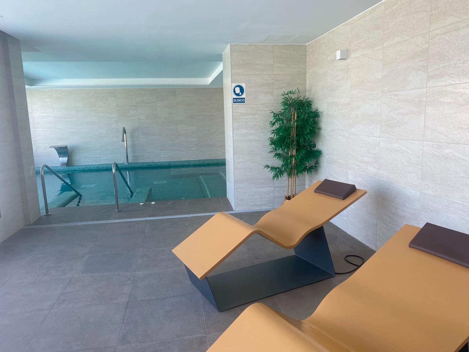 2 slaapkamer Strandappartement te koop in La Alcaidesa met zwembad garage - € 725.000 (Ref: 10094959)