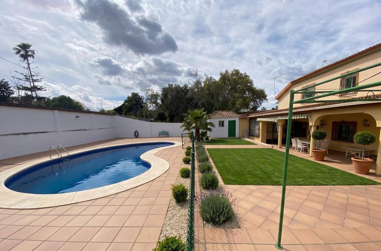 7 bedroom Villa for sale in Algeciras with pool garage - € 550,000 (Ref: 10120276)