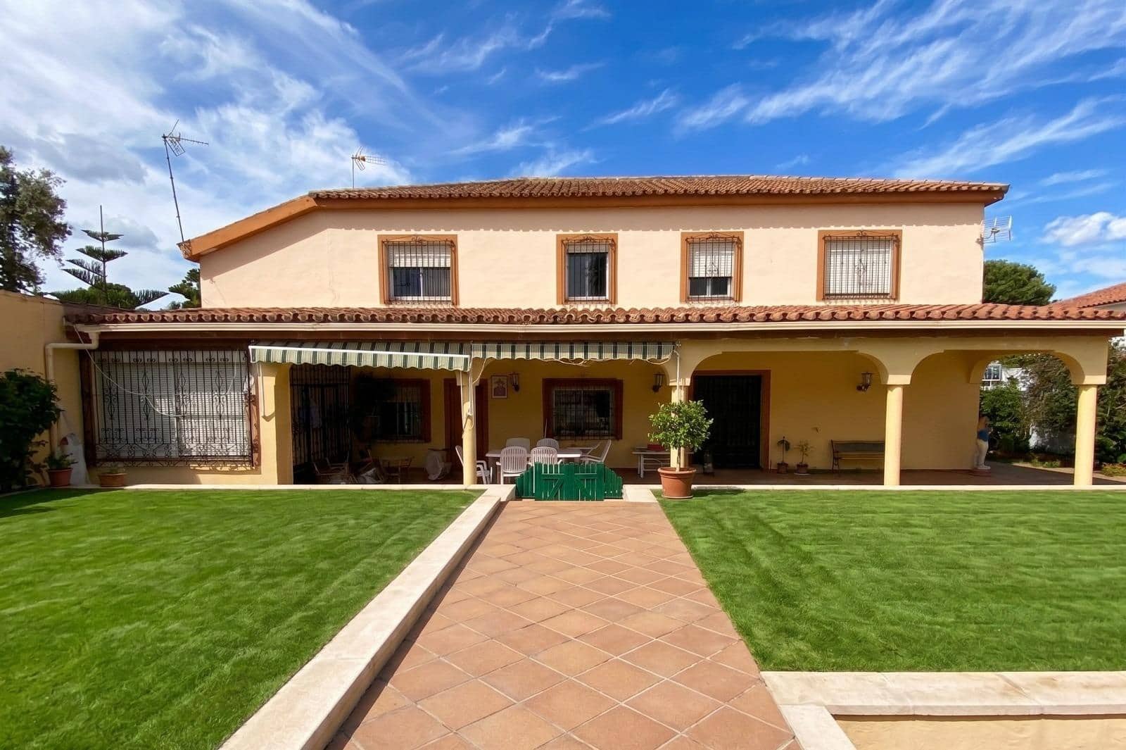 7 bedroom Villa for sale in Algeciras with pool garage - € 550,000 (Ref: 10120276)