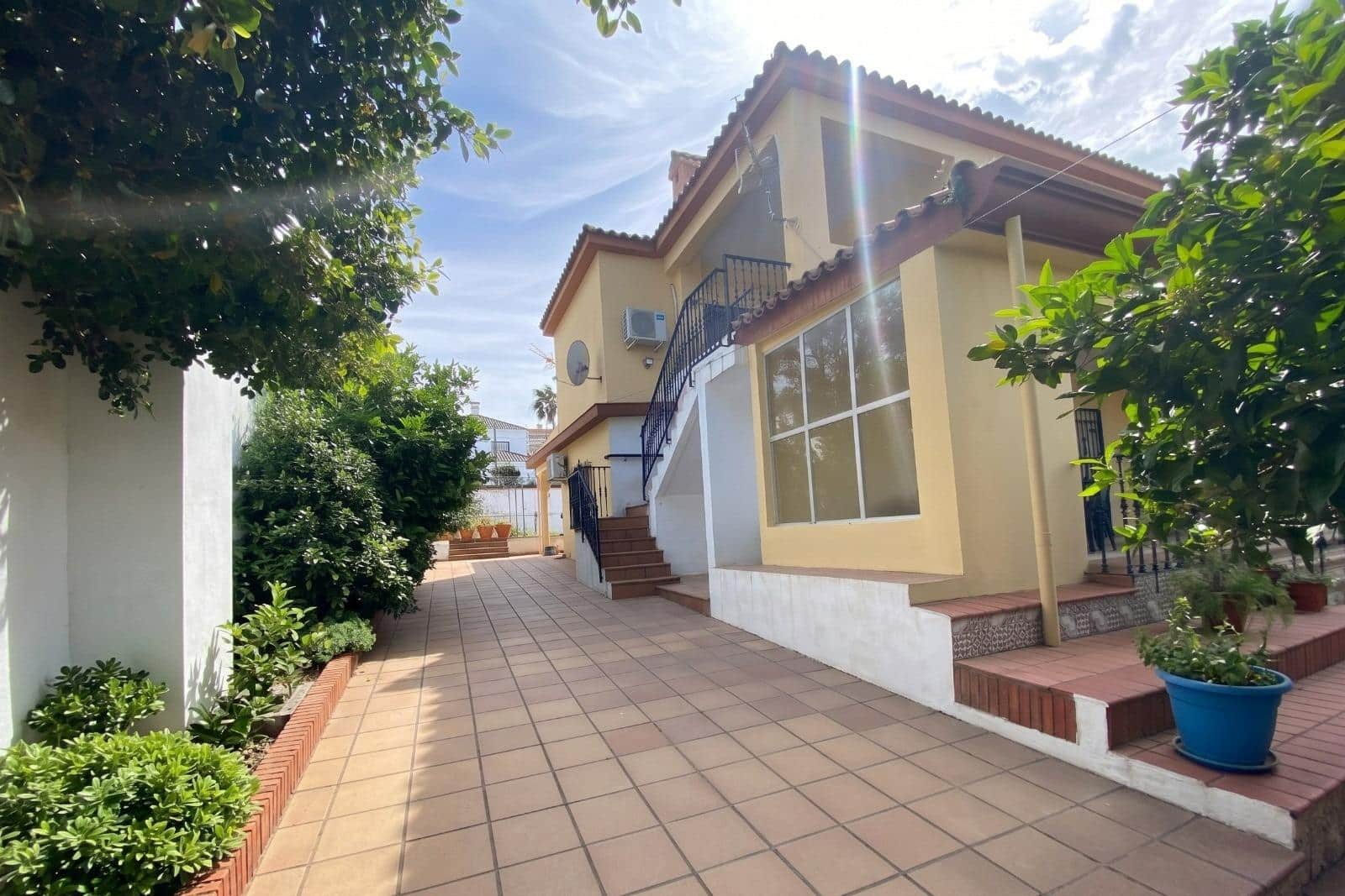 7 bedroom Villa for sale in Algeciras with pool garage - € 550,000 (Ref: 10120276)