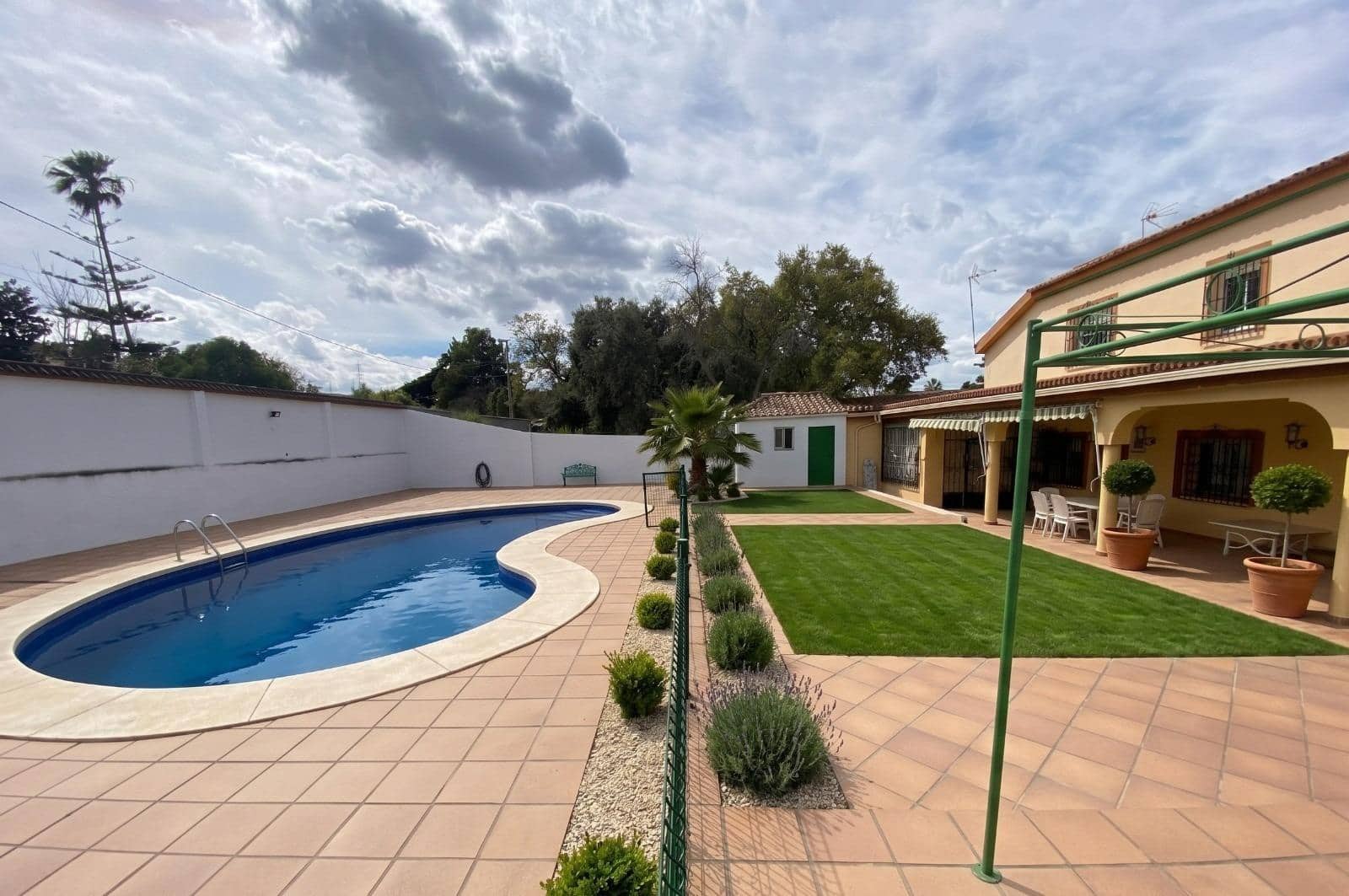 7 bedroom Villa for sale in Algeciras with pool garage - € 550,000 (Ref: 10120276)
