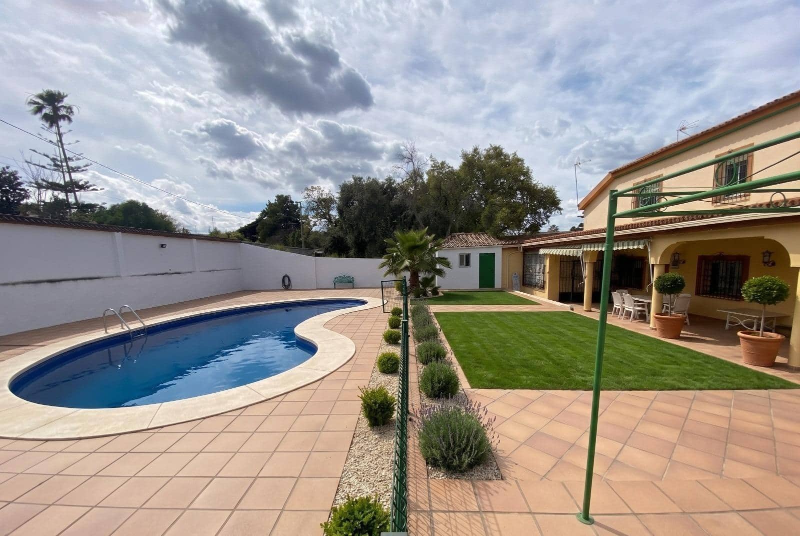 7 bedroom Villa for sale in Algeciras with pool garage - € 550,000 (Ref: 10120276)