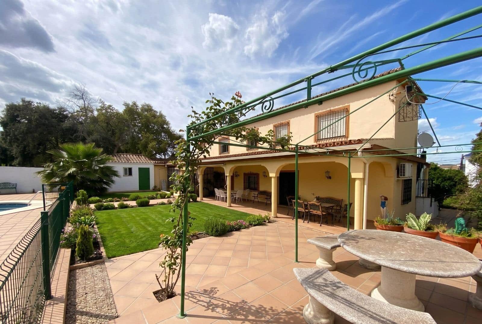 7 bedroom Villa for sale in Algeciras with pool garage - € 550,000 (Ref: 10120276)