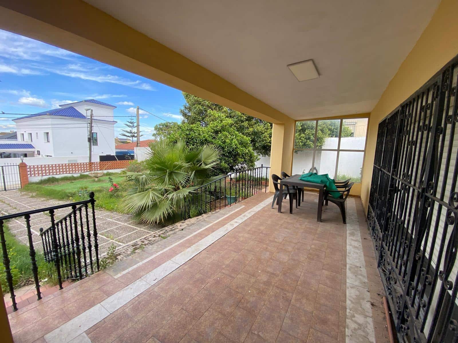 7 bedroom Villa for sale in Algeciras with pool garage - € 550,000 (Ref: 10120276)