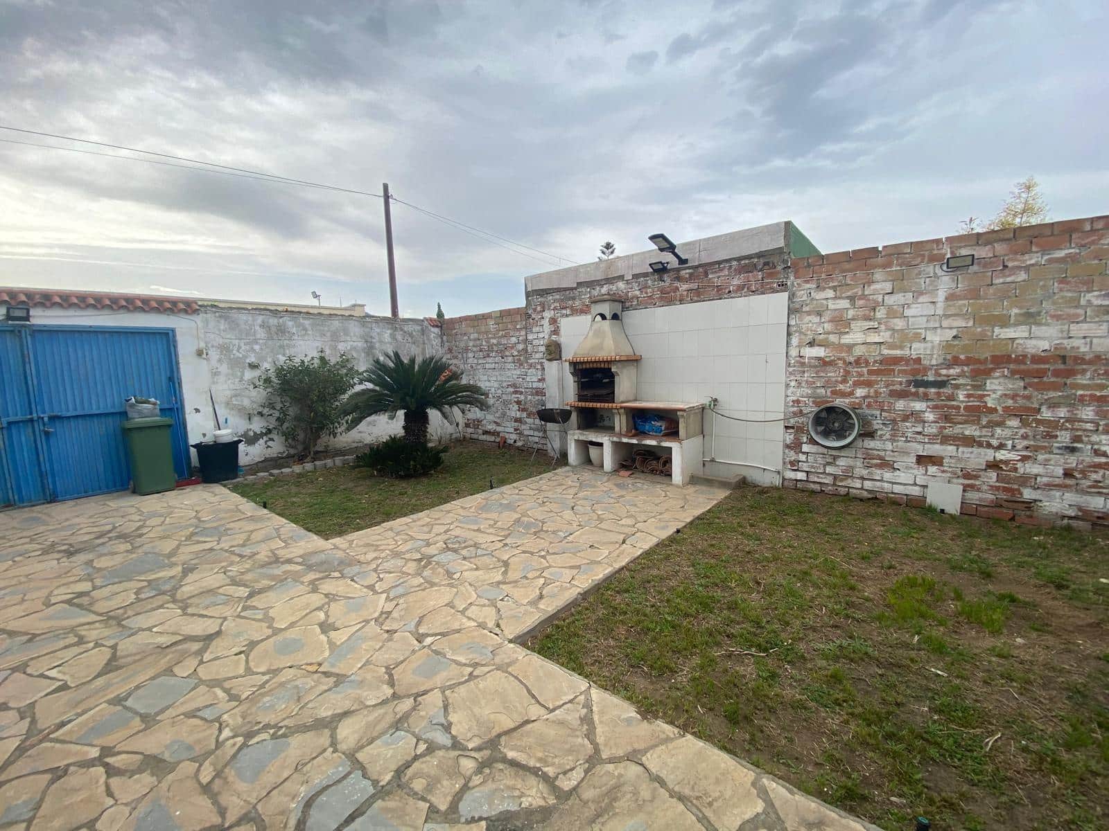 3 bedroom Villa for sale in La Linea de la Concepcion with pool garage - € 390,000 (Ref: 10120303)