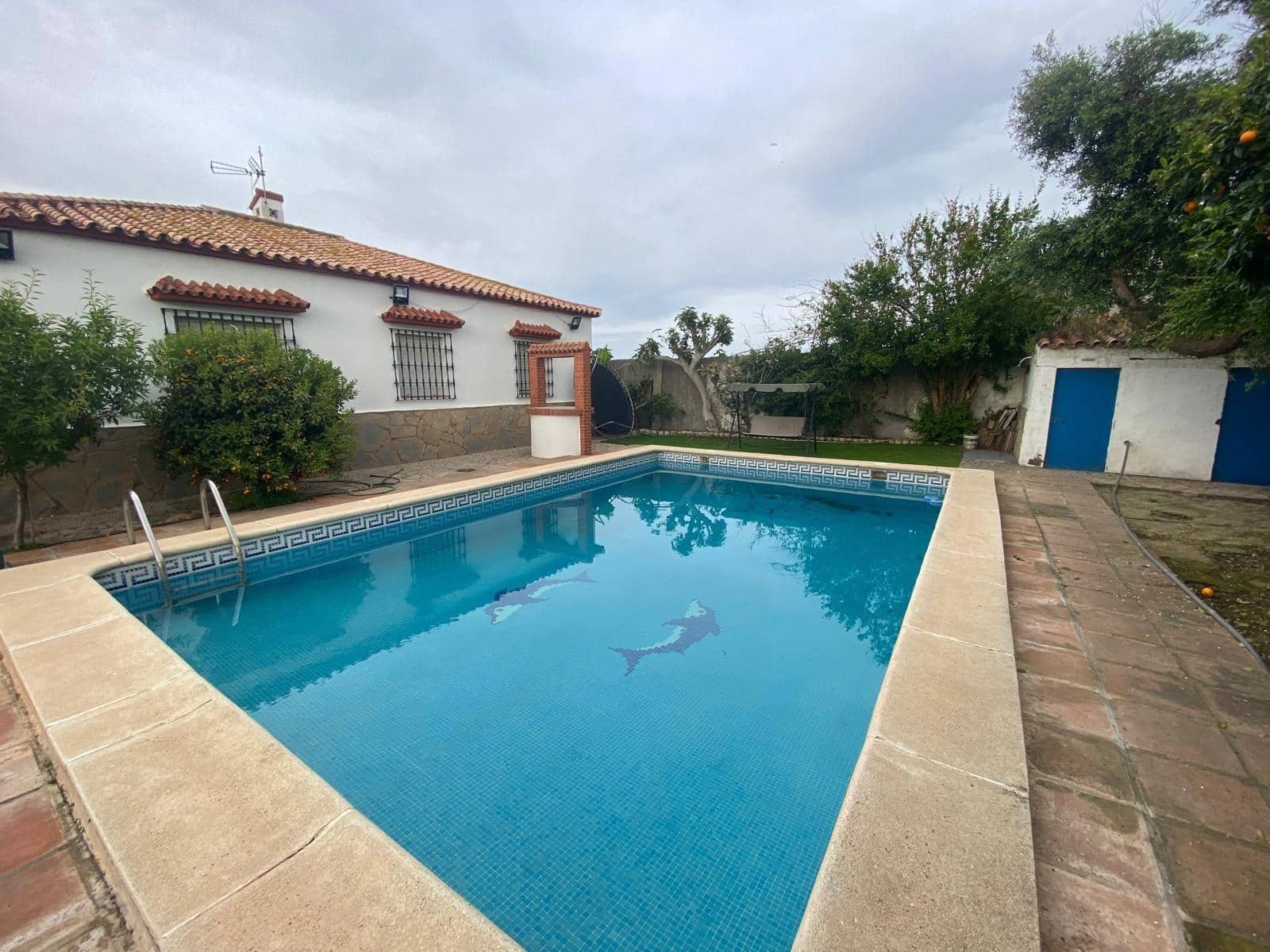 3 bedroom Villa for sale in La Linea de la Concepcion with pool garage - € 390,000 (Ref: 10120303)