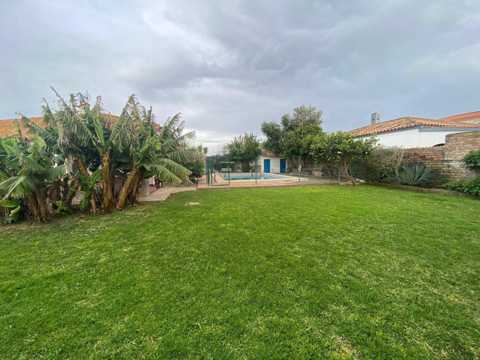 3 bedroom Villa for sale in La Linea de la Concepcion with pool garage - € 390,000 (Ref: 10120303)
