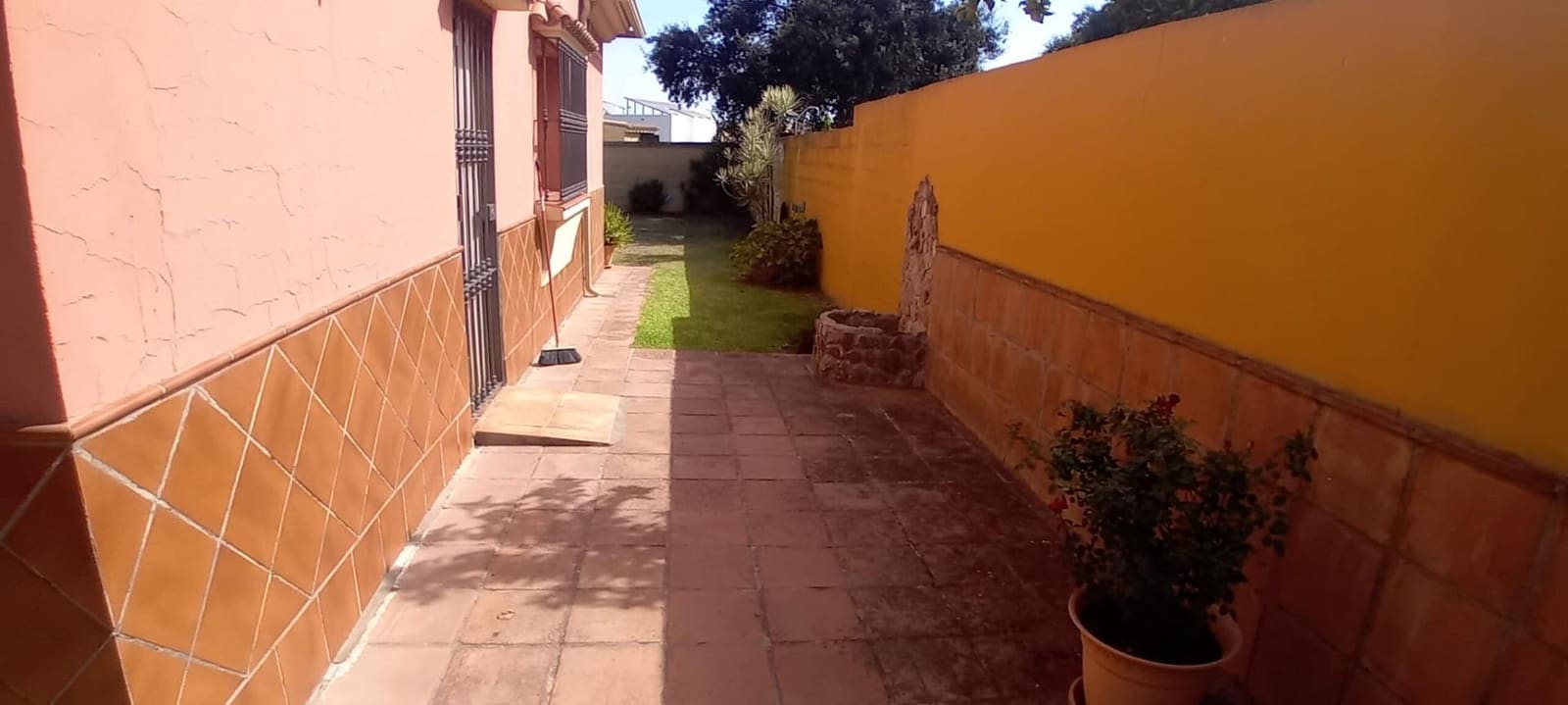 6 bedroom Villa for sale in Algeciras with garage - € 465,000 (Ref: 10120393)