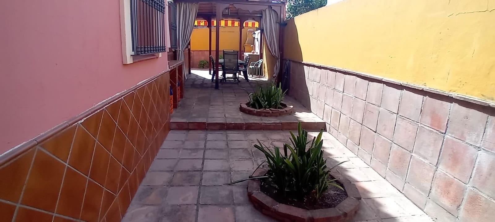 6 bedroom Villa for sale in Algeciras with garage - € 465,000 (Ref: 10120393)