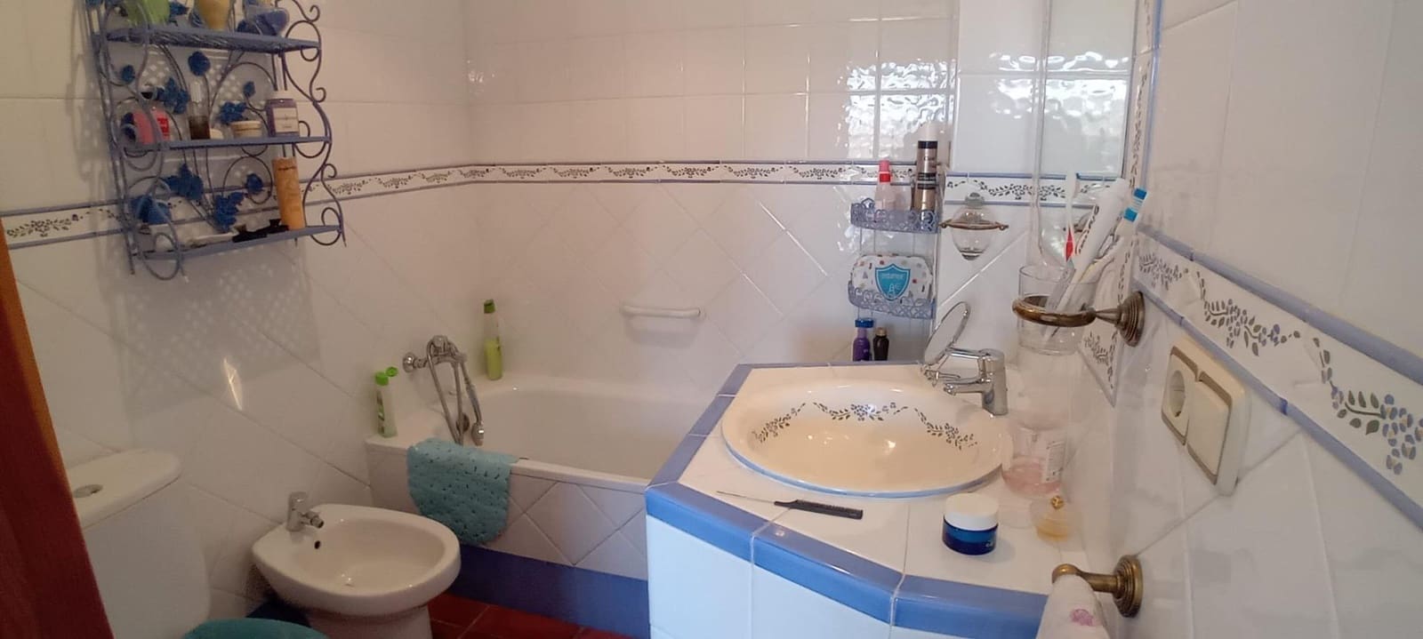 6 bedroom Villa for sale in Algeciras with garage - € 465,000 (Ref: 10120393)