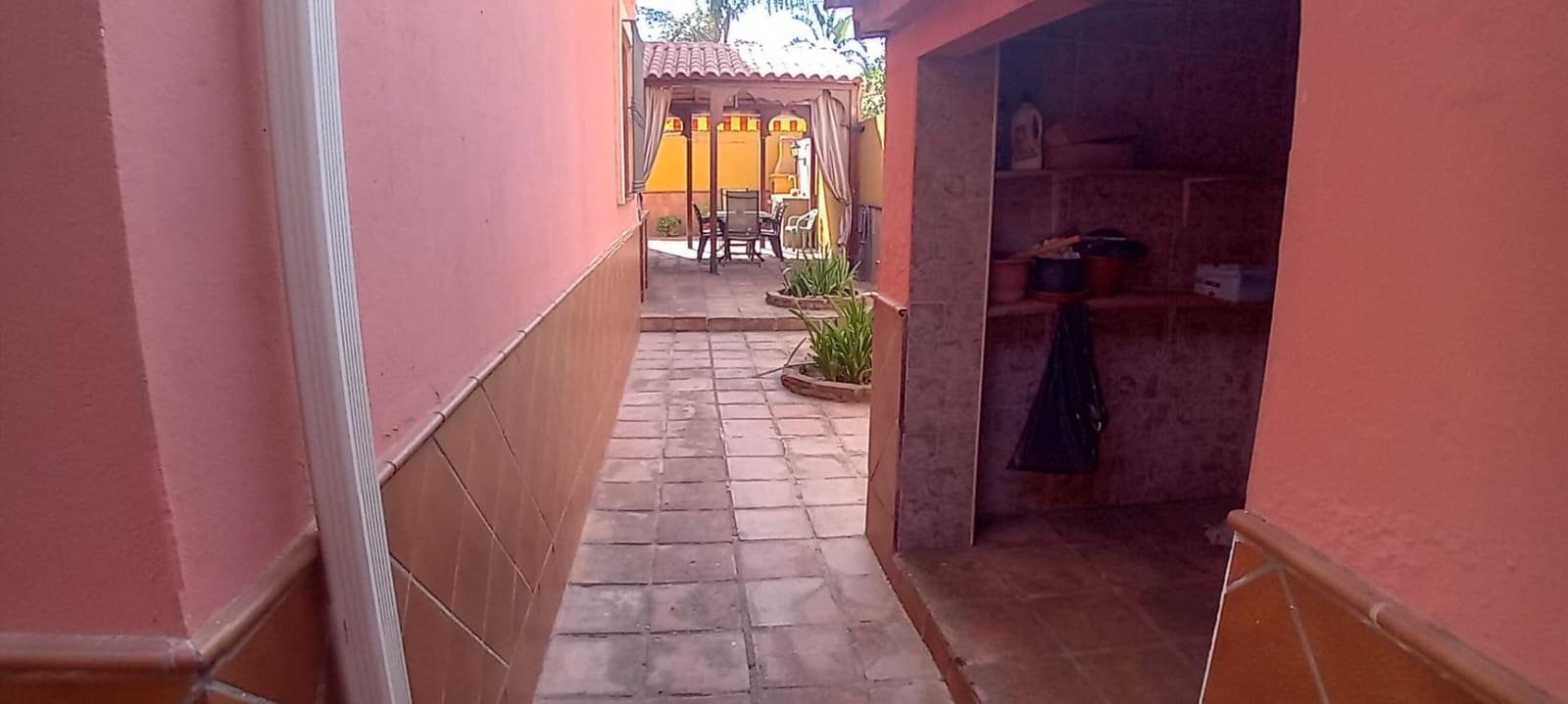 6 bedroom Villa for sale in Algeciras with garage - € 465,000 (Ref: 10120393)