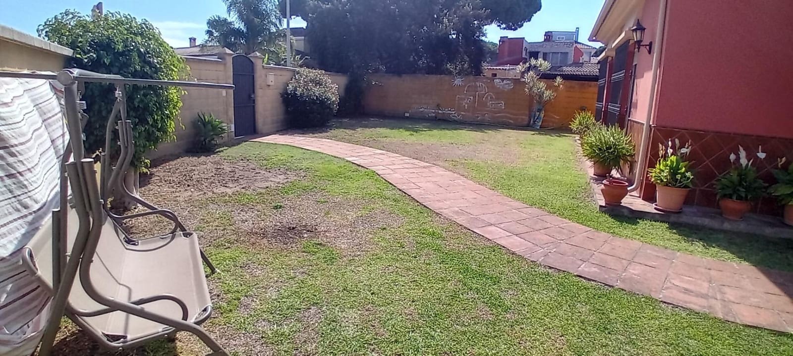 6 bedroom Villa for sale in Algeciras with garage - € 465,000 (Ref: 10120393)