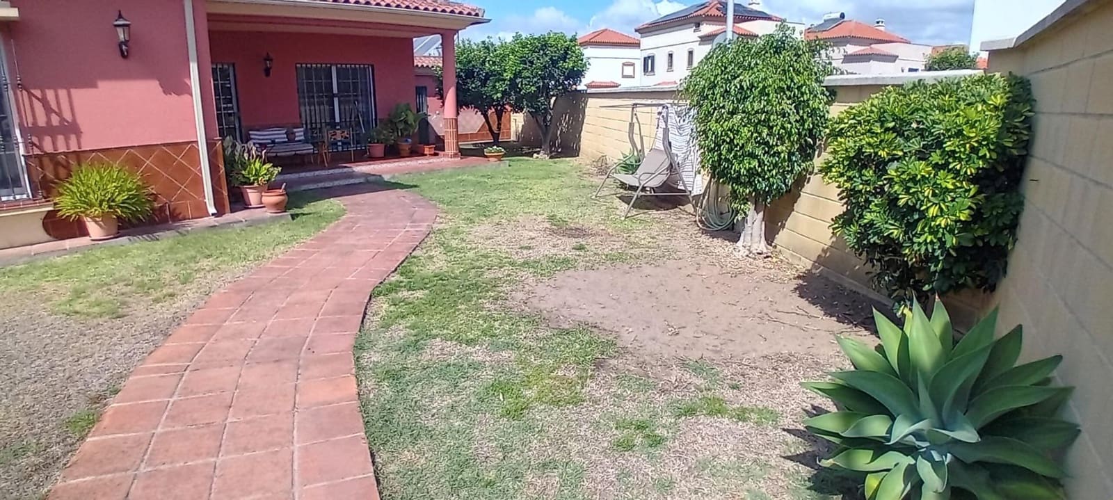 6 bedroom Villa for sale in Algeciras with garage - € 465,000 (Ref: 10120393)