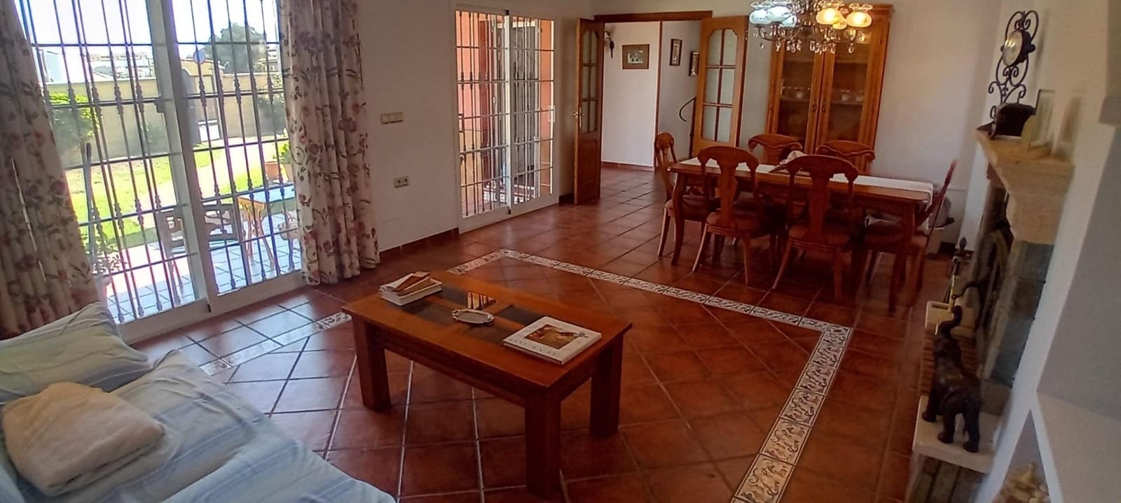 6 bedroom Villa for sale in Algeciras with garage - € 465,000 (Ref: 10120393)